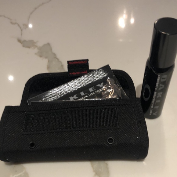 Oakley lens cleaner case. New - Picture 3 of 4